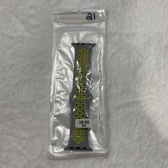 NWOT Apple Watch sports band (38/40) - Picture 3 of 3